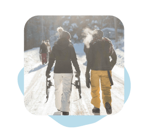 Personnes Marchant dans la neige